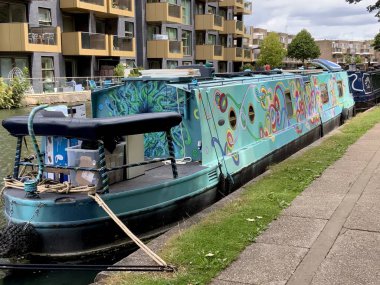 Tekne, Little Venice, Londra, İngiltere 'deki kanala yanaştı.