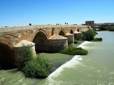 İspanya, Cordoba 'da eski bir köprü.