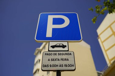 Parlak bir gökyüzüne karşı park yerinin alçak açılı görüntüsü.