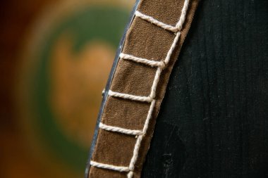 Eski bir ortaçağ kalkanının yan görüntüsü.