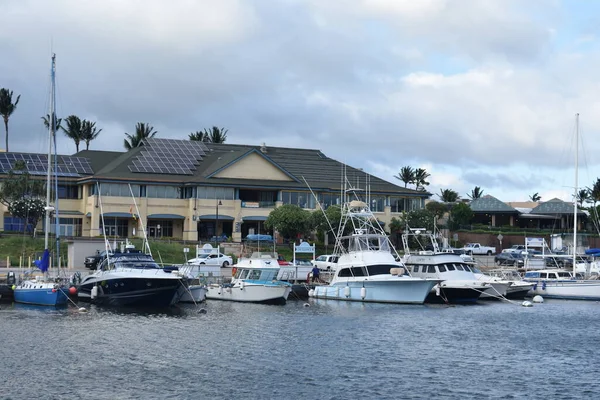 Přístav Zakotvenými Loděmi Jachtami Pod Modrou Oblačnou Oblohou Ostrově Maui — Stock fotografie