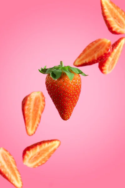 Een Close Van Aardbeien Een Roze Achtergrond — Stockfoto