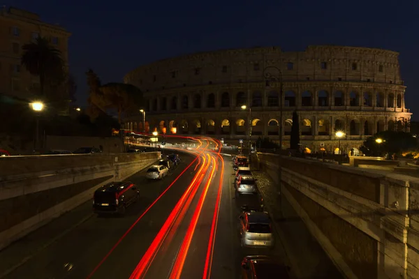 Colosseum Natten Från Gatan Natten Med Bil Ljus Lång Exponering — Stockfoto