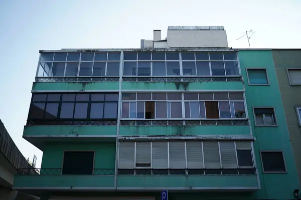 Plano Bajo Ángulo Antiguo Edificio Residencial Con Ventanas Erosionadas — Foto de Stock