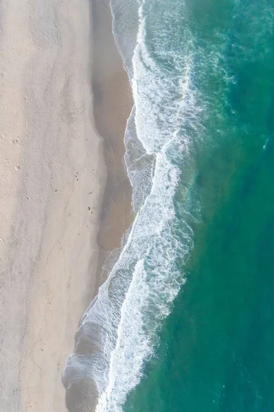 Piękna Biała Pusta Plaża Fale Morskie Widziane Góry Widok Lotu — Zdjęcie stockowe