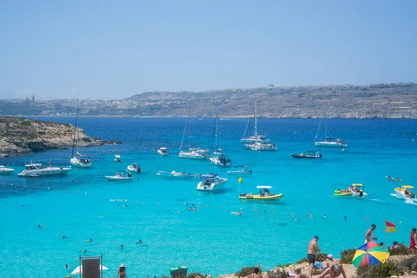 Una Vista Aérea Cristalina Laguna Azul Con Barcos Gente Playa —  Fotos de Stock