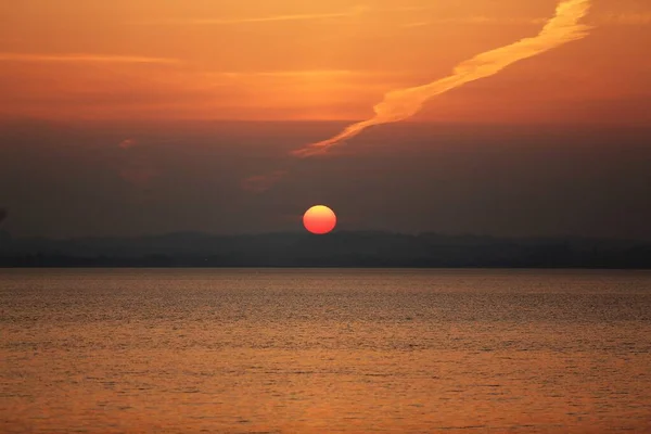 Uma Vista Panorâmica Pôr Sol Sobre Corpo Água Com Belo — Fotografia de Stock