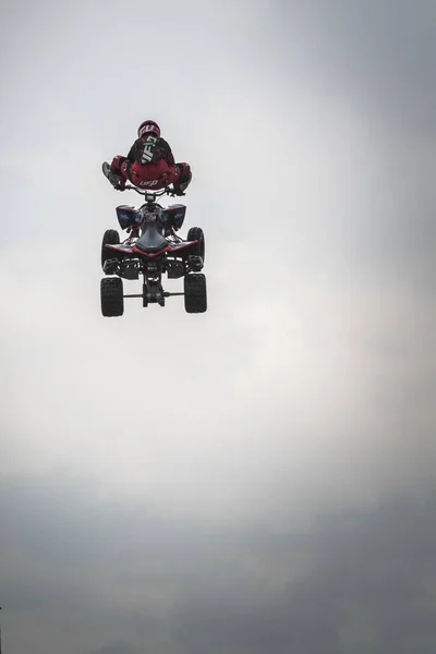 Pilota Spericolato Compie Acrobazie Aria Durante Fiera Eicma Milano — Foto Stock