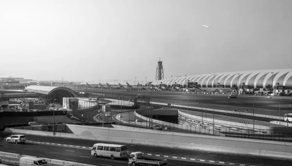 Θέα Ενός Πολυσύχναστου Δρόμου Αυτοκίνητα Και Αεροπλάνα Στο Διεθνές Αεροδρόμιο — Φωτογραφία Αρχείου