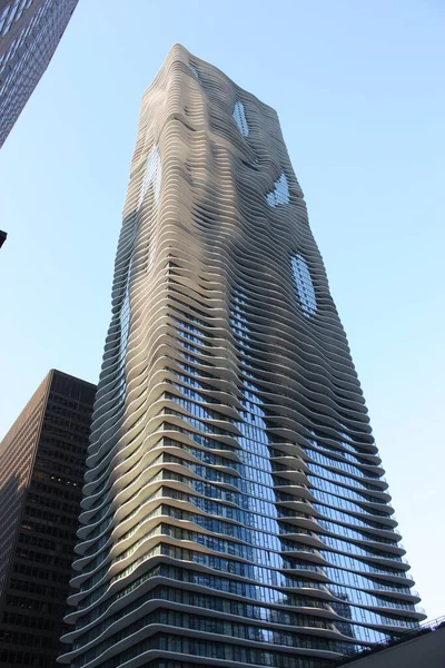 米国シカゴの中心部にある近代的なダウンタウンの建物の垂直ショット — ストック写真