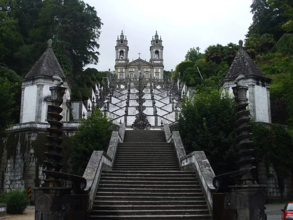 木々の間に美しい階段のある宗教寺院のクローズアップ — ストック写真