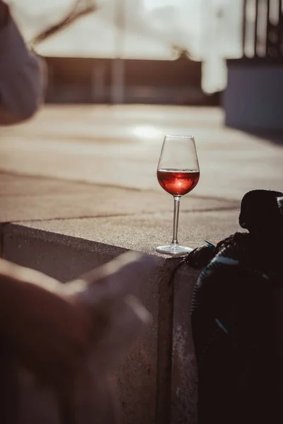 Vilanova Barselona Spanya Güneşin Doğuşuna Karşı Balkonda Bir Şarap Kadehinin — Stok fotoğraf