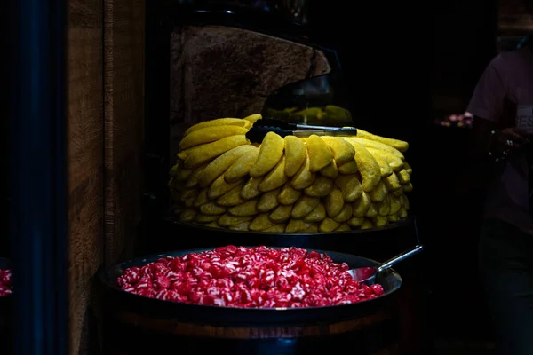 Tiro Largo Fresco Gomas Vermelhas Amarelas Doces Forma Morangos Bananas — Fotografia de Stock