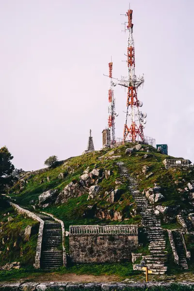 Staris Telekomünikasyon Vericilerine Girdiği Stony Hill Dikey Görüntüsü — Stok fotoğraf