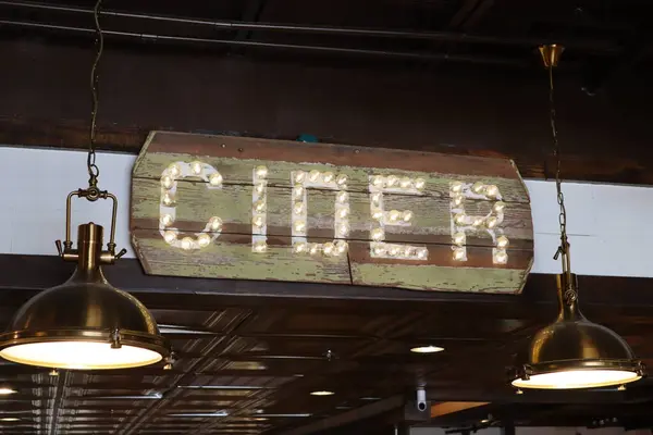 Ein Generisches Cider Schild Mit Oldtimer Lichtern Auf Beiden Seiten — Stockfoto