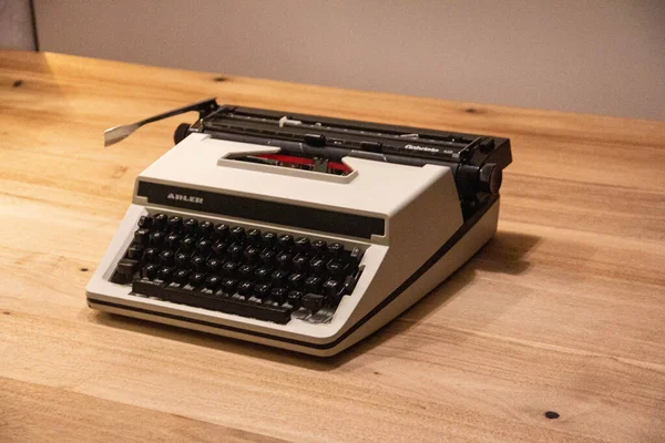 Una Máquina Escribir 1980 Sobre Una Superficie Madera —  Fotos de Stock