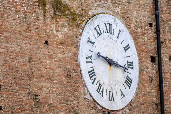 Reloj Grande Redondo Una Pared Ladrillo Edificio —  Fotos de Stock