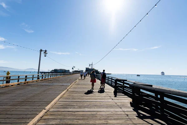 View Santa Monica Pier Two Tourists Walking Sunny Day California — Stock Photo, Image