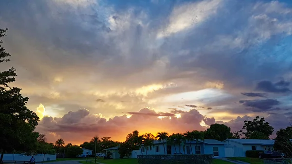 Una Zona Residencial Bajo Cielo Nublado Atardecer Miami —  Fotos de Stock