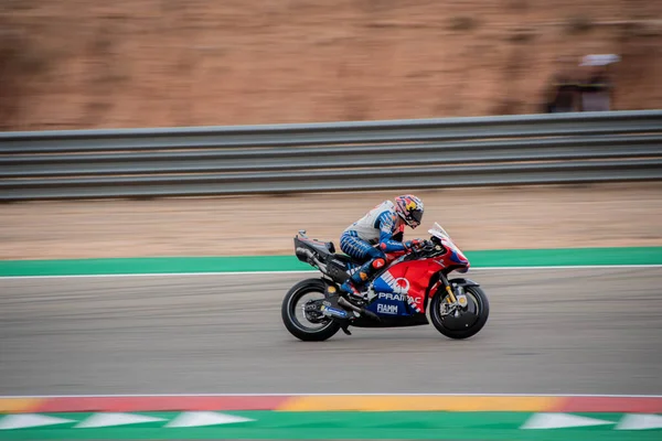 Der Moto Racer Gewinnt Während Des Rennens Auf Der Rennstrecke — Stockfoto