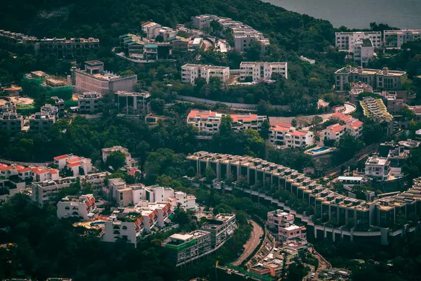 Orman Tepeleriyle Çevrili Bir Şehrin Havadan Görüntüsü — Stok fotoğraf