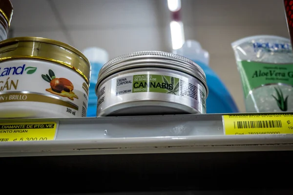 Una Crema Cannabis Para Cuerpo Estante Supermercado Local San José —  Fotos de Stock