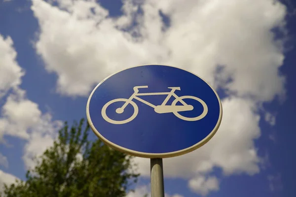 Eine Flache Aufnahme Eines Weißen Fahrradschildes Auf Einem Blauen Brett — Stockfoto