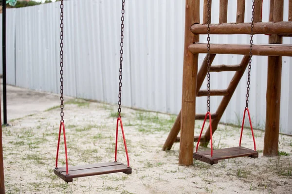 Colpo Fuoco Superficiale Paio Altalene Nell Area Bambini Del Parco — Foto Stock