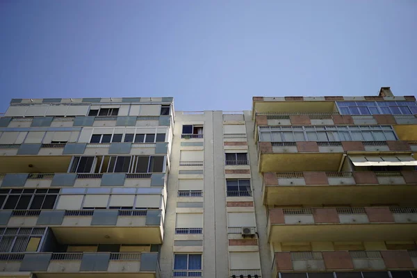 Primer Plano Los Edificios Apartamentos Colores Amarillo Marrón — Foto de Stock