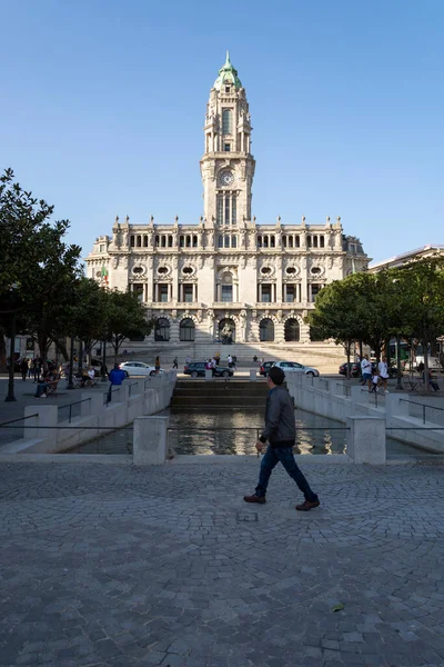 Porto Stadshus Med Man Promenader Förgrunden Och Publik Bakgrunden — Stockfoto