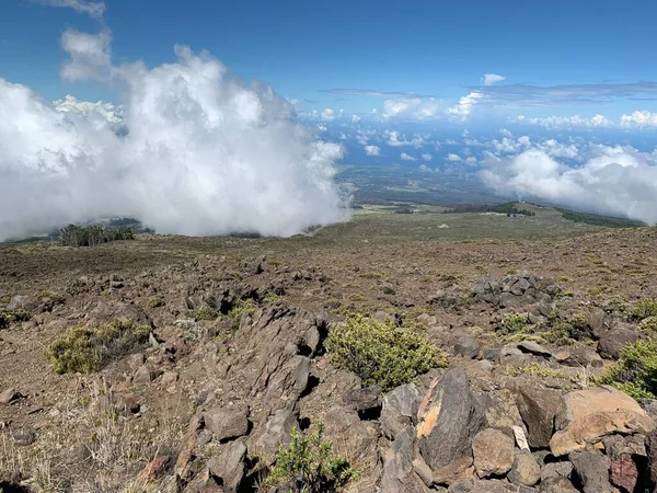 하와이에 마우이 분화구 근처에 암석으로 — 스톡 사진