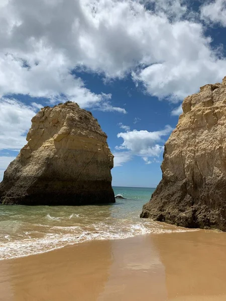 Een Verticaal Schot Van Zee Stapels Een Strand Portimao Portugal — Stockfoto