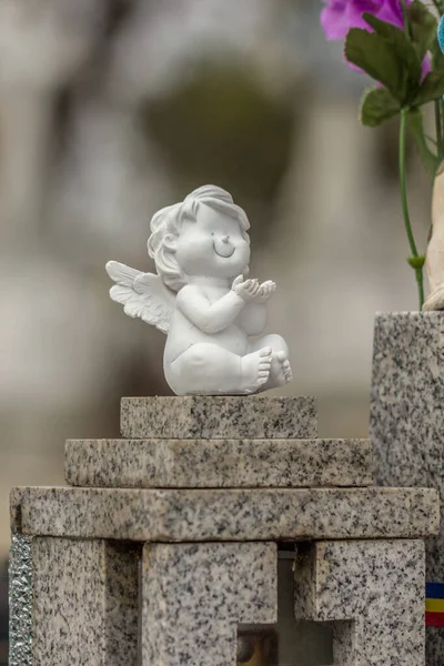 Vertical Shallow Focus Shot Smiling Angel Baby Figurine — Stock Photo, Image