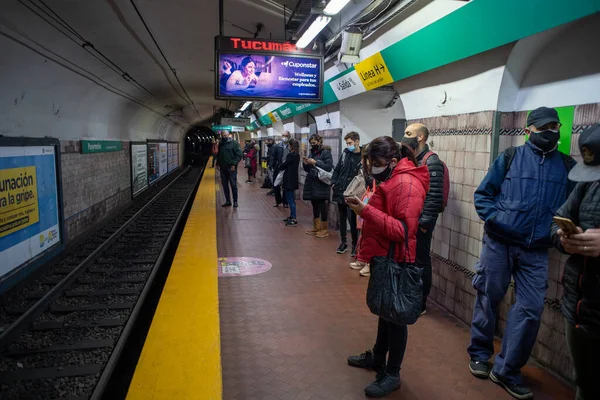 Scénický Záběr Lidí Čekajících Nástupišti Linii Metra Města Buenos Aires — Stock fotografie