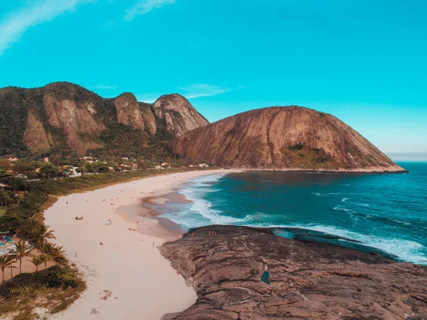 Bela Paisagem Praia Com Altas Montanhas Rochosas Rio Janeiro — Fotografia de Stock