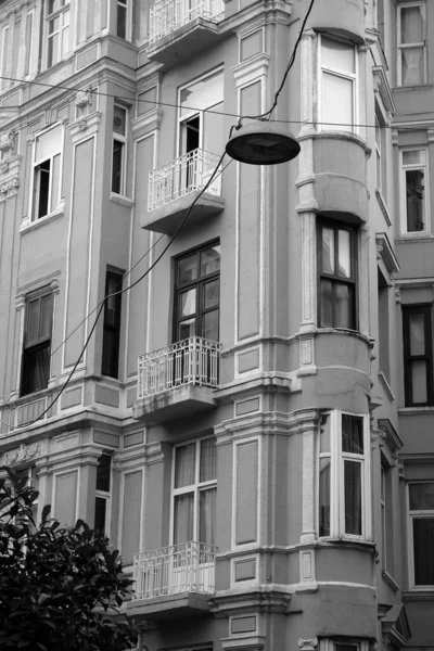 住宅のファサードの垂直ショット — ストック写真