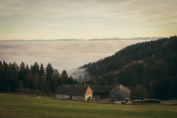 Ein Bauernhof Einer Berglandschaft Aus Den Österreichischen Alpen — Stockfoto