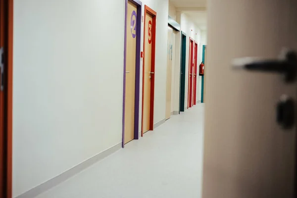 Zbliżenie Ujęcie Kolorowych Numerowanych Drzwi Sali — Zdjęcie stockowe