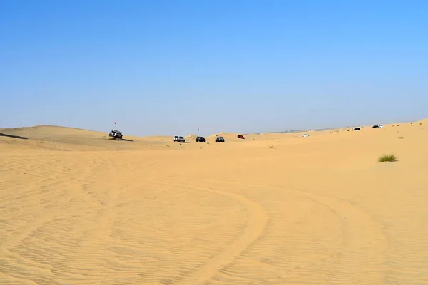 在Al Madam沙漠周围与阿联酋越野者一起进行脱险和沙丘撞击的镜头 — 图库照片
