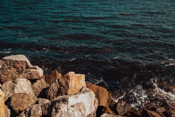 Een Adembenemend Uitzicht Een Zee Met Diverse Rotsen — Stockfoto