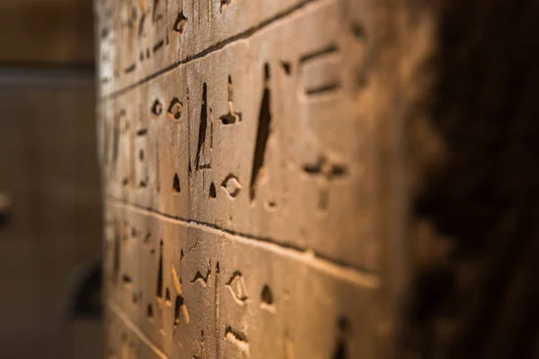 Mısırda Hiyeroglifler Olan Yakın Plan Bir Duvar — Stok fotoğraf