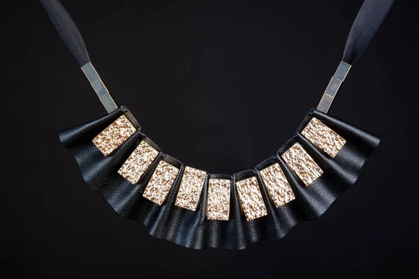 Eine Nahaufnahme Einer Handgefertigten Schwarz Goldenen Halskette Isoliert Auf Schwarzem — Stockfoto