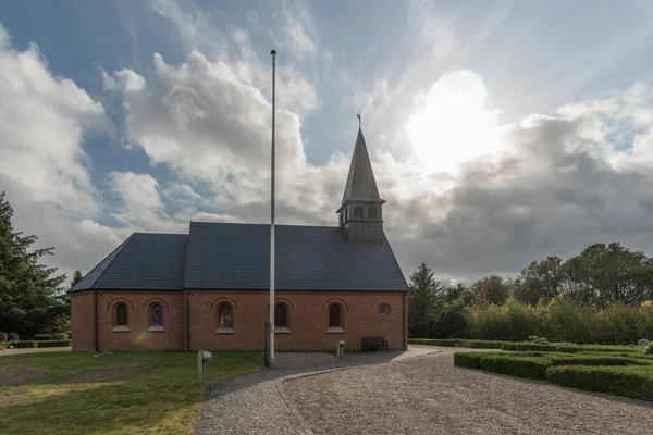 Danimarka Daki Hulsig Kilisesi Güneşli Bir Günde Mavi Gökyüzünün Altında — Stok fotoğraf