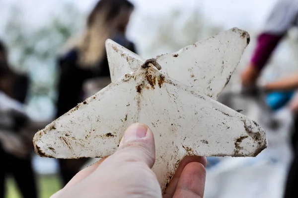 Primer Plano Una Sucia Estrella Juguete Blanco Basura Extraída Del — Foto de Stock