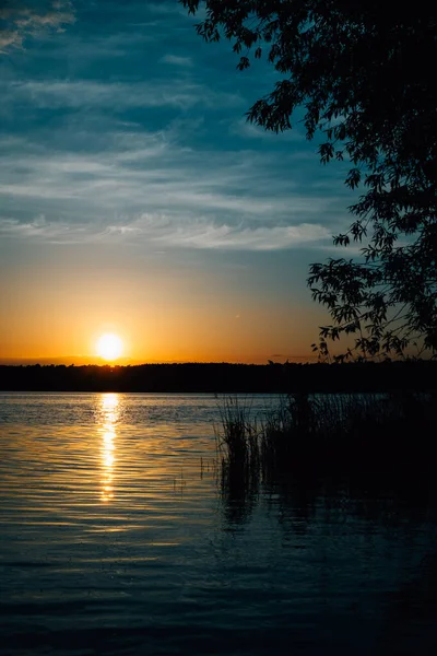 Bela Paisagem Com Sol Brilhante Pondo Sobre Lago — Fotografia de Stock