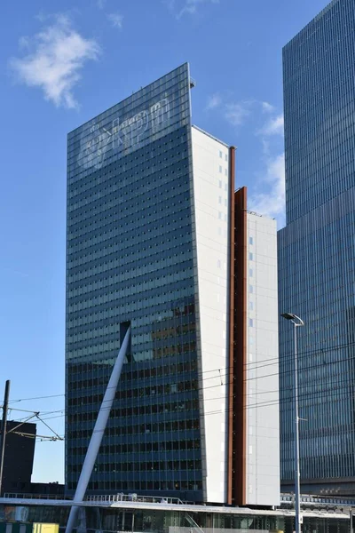 Hollanda Nın Rotterdam Şehrinde Benzersiz Modern Mimarinin Dikey Çekimi — Stok fotoğraf