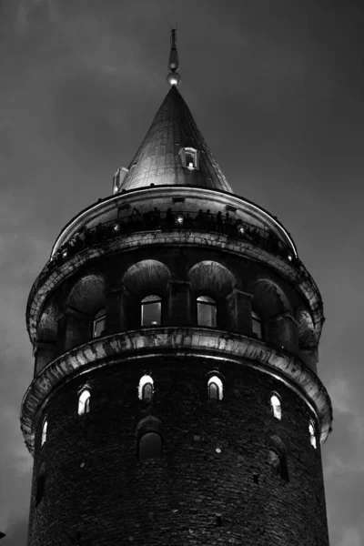 Μια Κάθετη Λήψη Του Πύργου Γαλατά Φόντο Συννεφιασμένου Ουρανού — Φωτογραφία Αρχείου