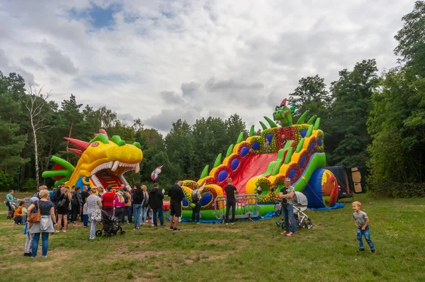 Uma Foto Castelo Salto Forma Dragão Crianças Festival Bolhas Sabão — Fotografia de Stock