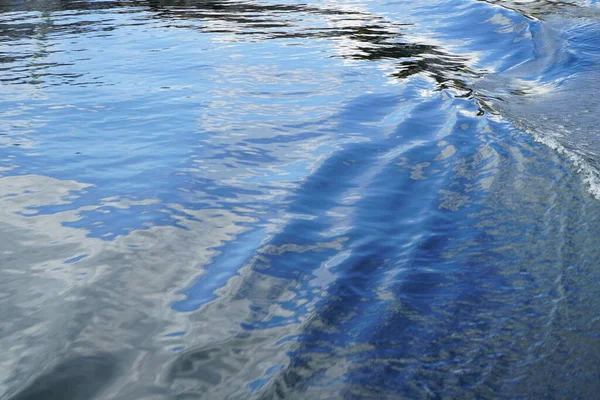 Closeup Azure Lake Water Blue Sky Reflecting — Stock Photo, Image