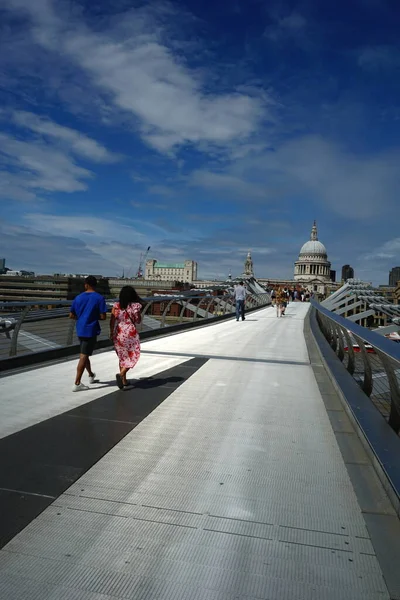 Londra Ngiltere Ngiltere Deki Milenyum Köprüsü Nden Geçen Yayalar — Stok fotoğraf